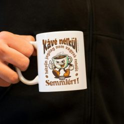   Retro fémbögre - Kávé nélkül hétfőn jogilag nem vagyok felelős semmiért! - barna - fehér kerámiabögre 